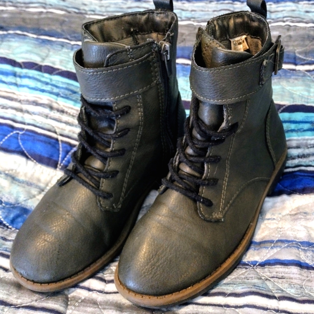Girls boots barely worn